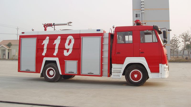 重汽豪沃8立方水罐消防車